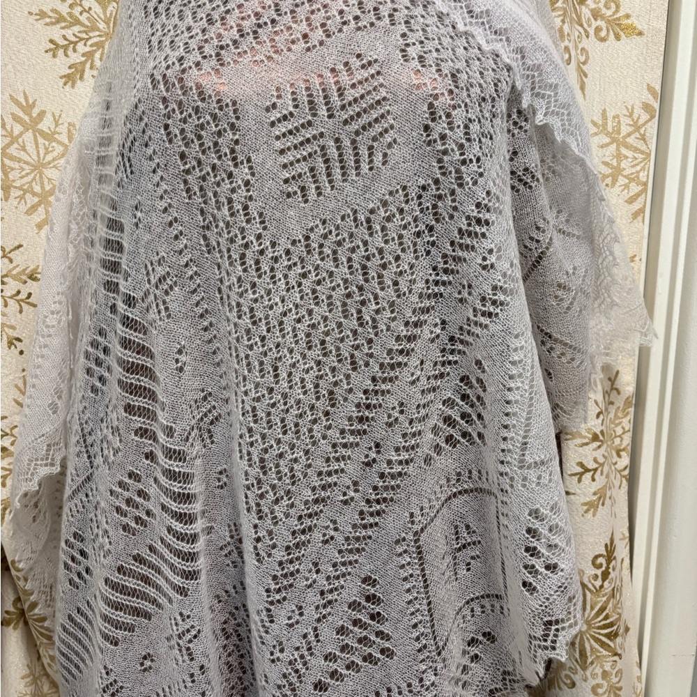 Chic Lace Women’s Poncho in Light Gray